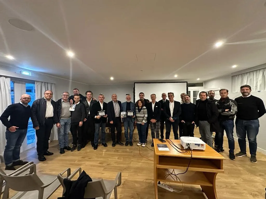 Foto di gruppo dei soci al termine di un incontro del Club