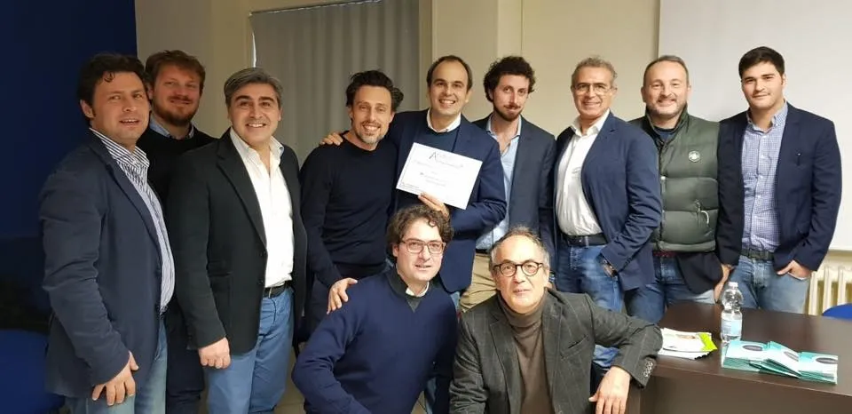 Partecipanti a un corso del Club con gli attestati di partecipazione