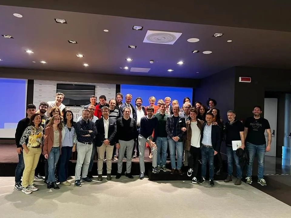 Foto di gruppo dei soci del Club #AndiamoInOrdine al Parco dei Principi