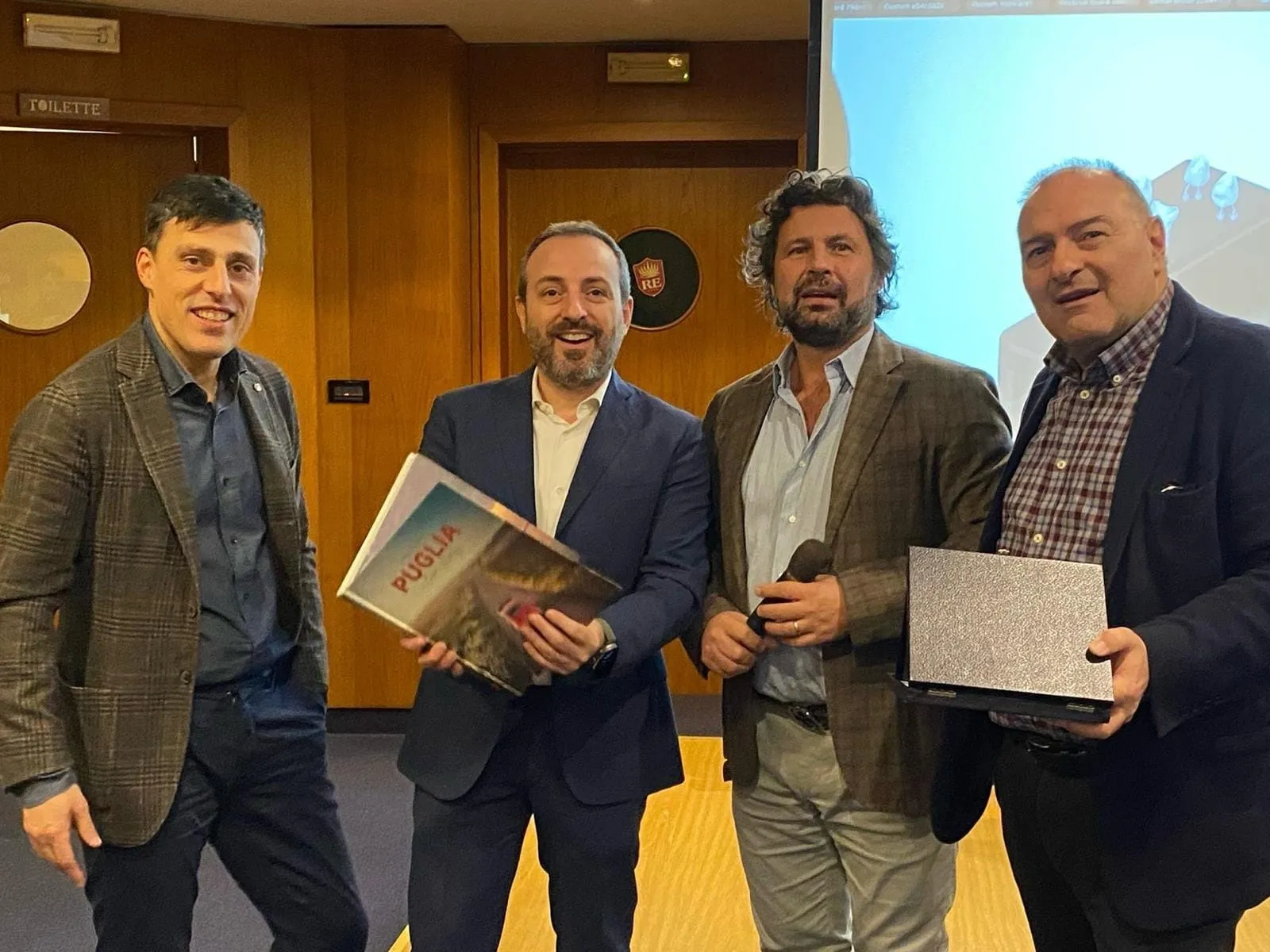 Omaggio ai relatori al termine di un corso del Club